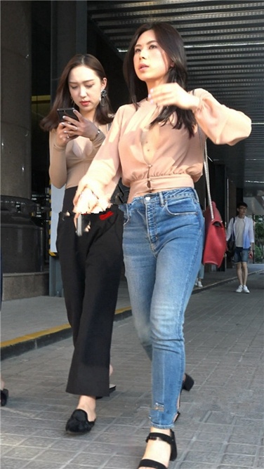 4K超清视频！超性感超低胸装无内衣超薄乳贴两美女逛街[3GB]