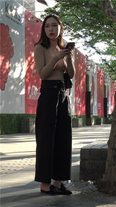 4K超清视频！超性感超低胸装无内衣超薄乳贴两美女逛街[3GB]