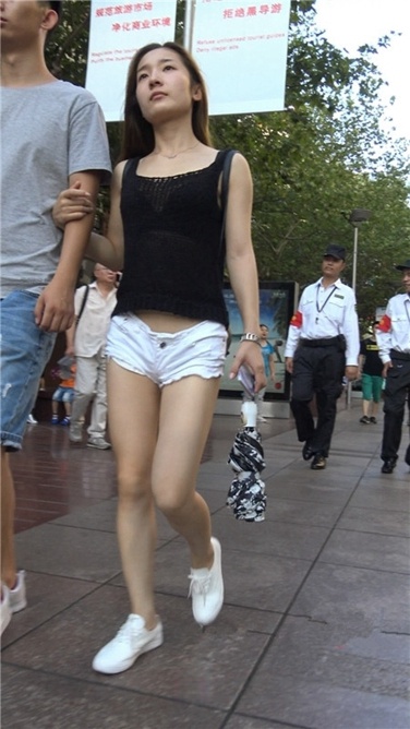 4K超清！真担心妹子的短裤会掉下来~~[MP4/2GB]