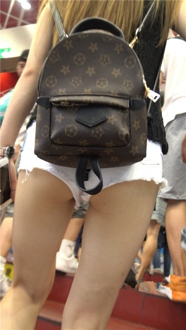 4K超清！真担心妹子的短裤会掉下来~~[MP4/2GB]