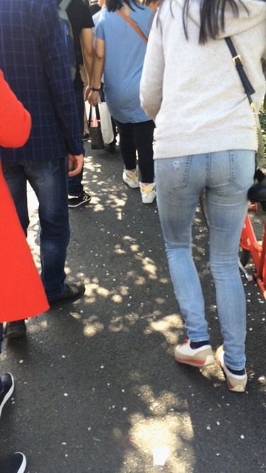 修长笔直街拍MT的小姐姐[72.9M/MOV]