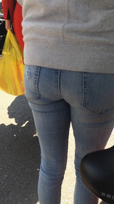 修长笔直街拍MT的小姐姐[72.9M/MOV]