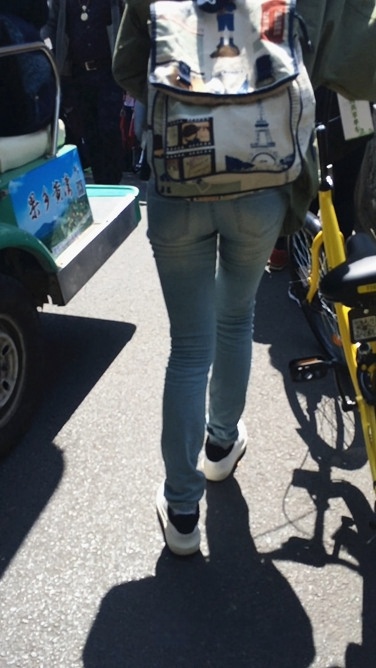 修长笔直街拍MT的小姐姐[72.9M/MOV]