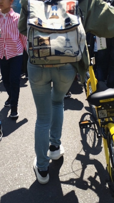 修长笔直街拍MT的小姐姐[72.9M/MOV]