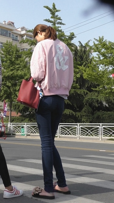 4K-长腿牛仔裤翘臀美女[1.11G/MP4]