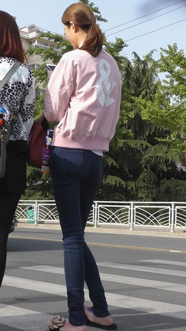 4K-长腿牛仔裤翘臀美女[1.11G/MP4]