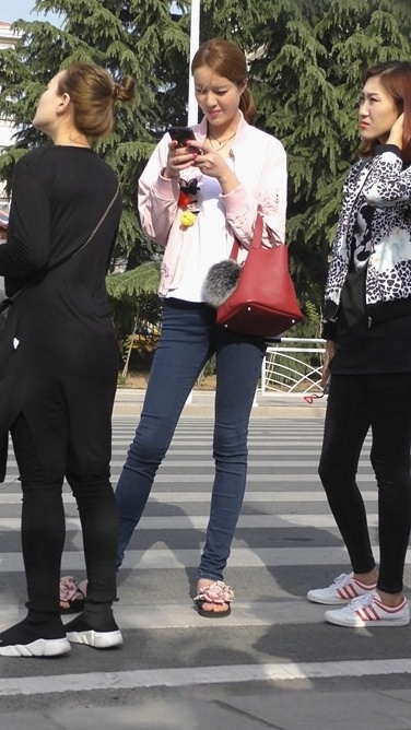 4K-长腿牛仔裤翘臀美女[1.11G/MP4]