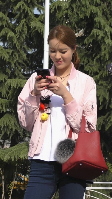 4K-长腿牛仔裤翘臀美女[1.11G/MP4]