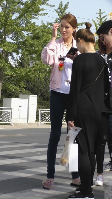 4K-长腿牛仔裤翘臀美女[1.11G/MP4]