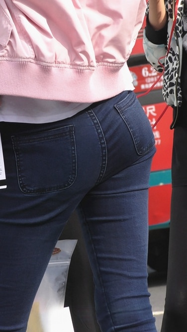 4K-长腿牛仔裤翘臀美女[1.11G/MP4]