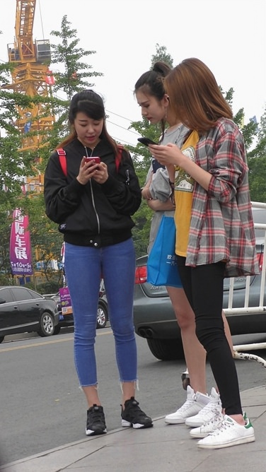 4K-街拍蓝色牛仔裤美女[1.55G/MP4]