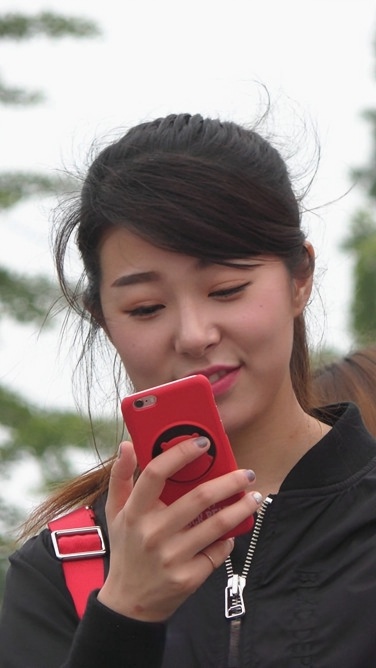 4K-街拍蓝色牛仔裤美女[1.55G/MP4]