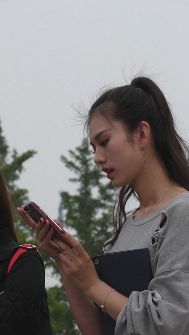 4K-街拍蓝色牛仔裤美女[1.55G/MP4]