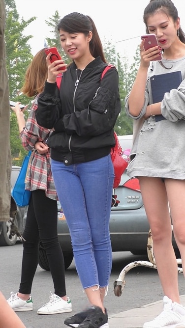 4K-街拍蓝色牛仔裤美女[1.55G/MP4]