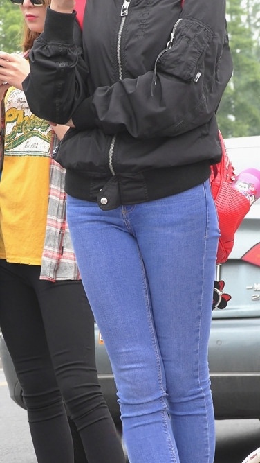 4K-街拍蓝色牛仔裤美女[1.55G/MP4]