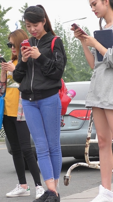 4K-街拍蓝色牛仔裤美女[1.55G/MP4]