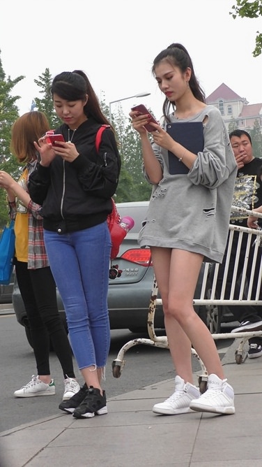 4K-街拍蓝色牛仔裤美女[1.55G/MP4]