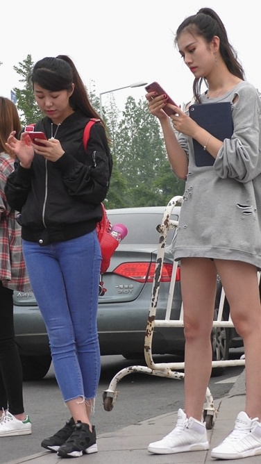 4K-街拍蓝色牛仔裤美女[1.55G/MP4]