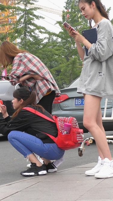 4K-街拍蓝色牛仔裤美女[1.55G/MP4]