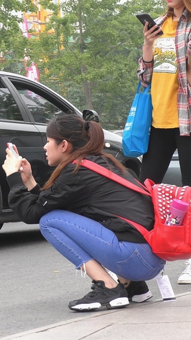 4K-街拍蓝色牛仔裤美女[1.55G/MP4]