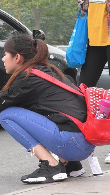 4K-街拍蓝色牛仔裤美女[1.55G/MP4]