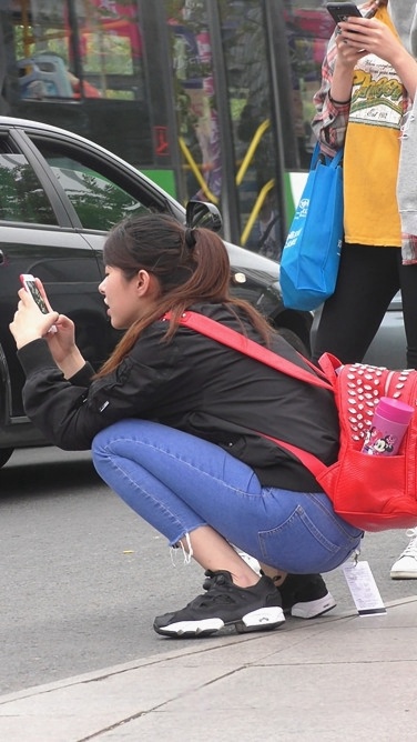 4K-街拍蓝色牛仔裤美女[1.55G/MP4]