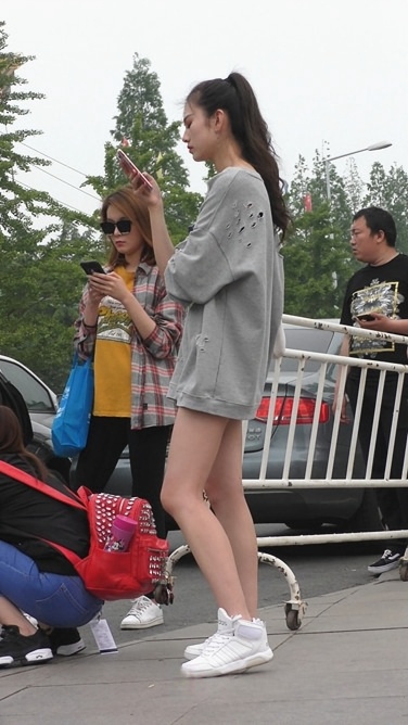 4K-街拍蓝色牛仔裤美女[1.55G/MP4]