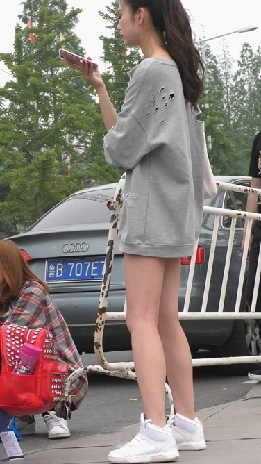 4K-街拍蓝色牛仔裤美女[1.55G/MP4]