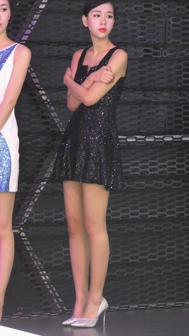 4K-街拍蓝色牛仔裤美女[1.55G/MP4]