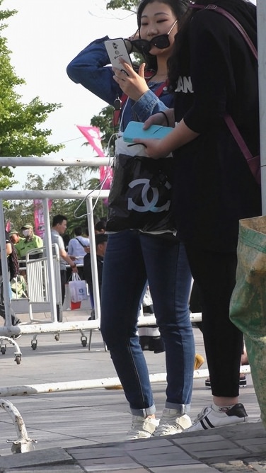 4K-街拍紧身牛仔裤翘臀美女[980M/MP4]