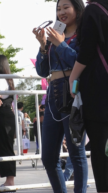 4K-街拍紧身牛仔裤翘臀美女[980M/MP4]