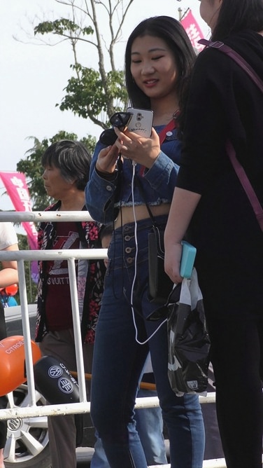 4K-街拍紧身牛仔裤翘臀美女[980M/MP4]