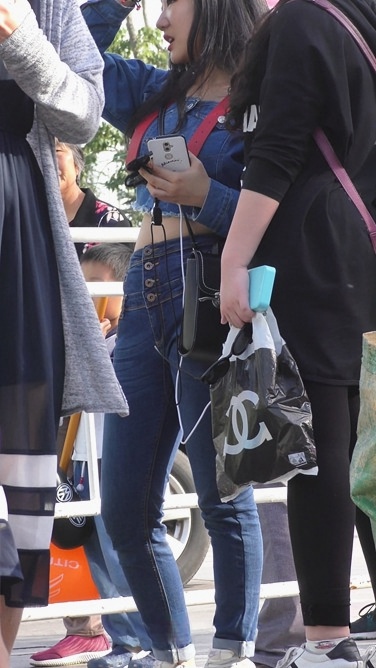 4K-街拍紧身牛仔裤翘臀美女[980M/MP4]