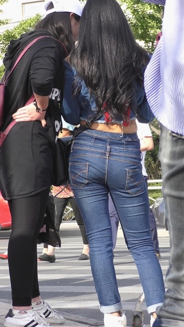 4K-街拍紧身牛仔裤翘臀美女[980M/MP4]