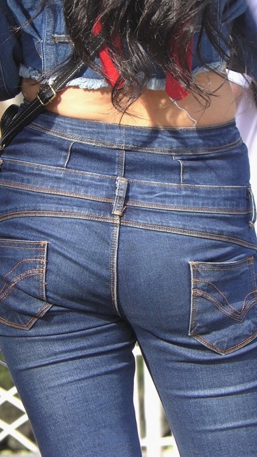 4K-街拍紧身牛仔裤翘臀美女[980M/MP4]