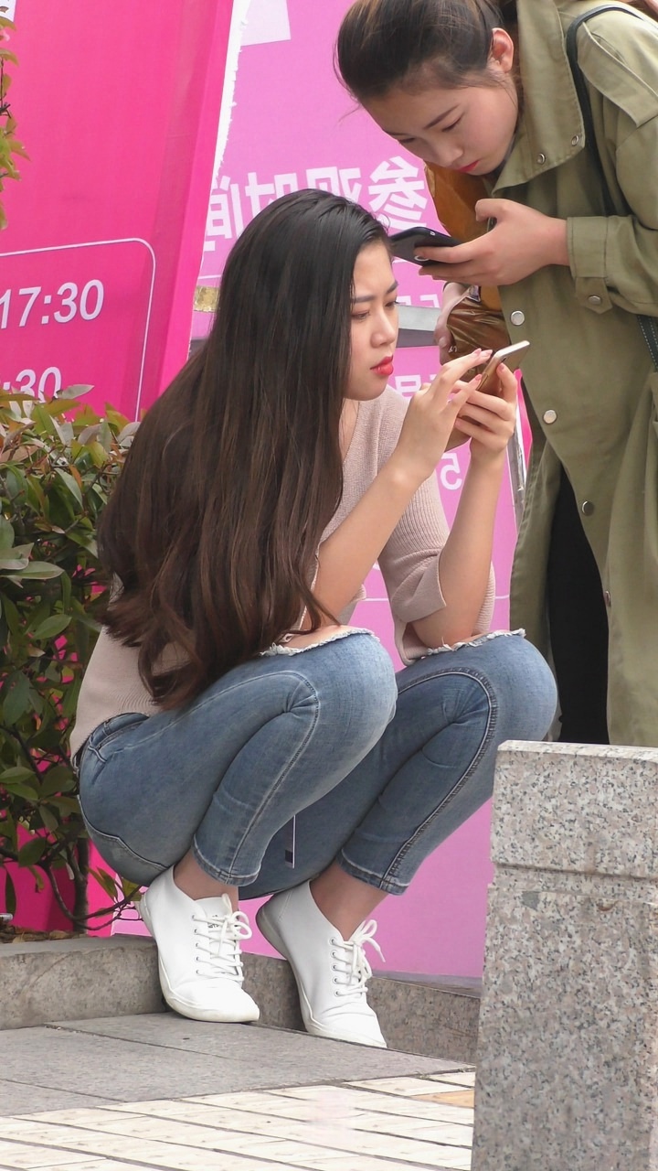 4K-街拍时尚牛仔裤美女[357M/MP4]