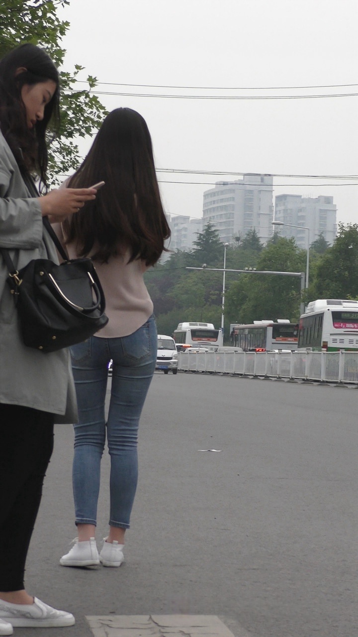 4K-街拍时尚牛仔裤美女[357M/MP4]