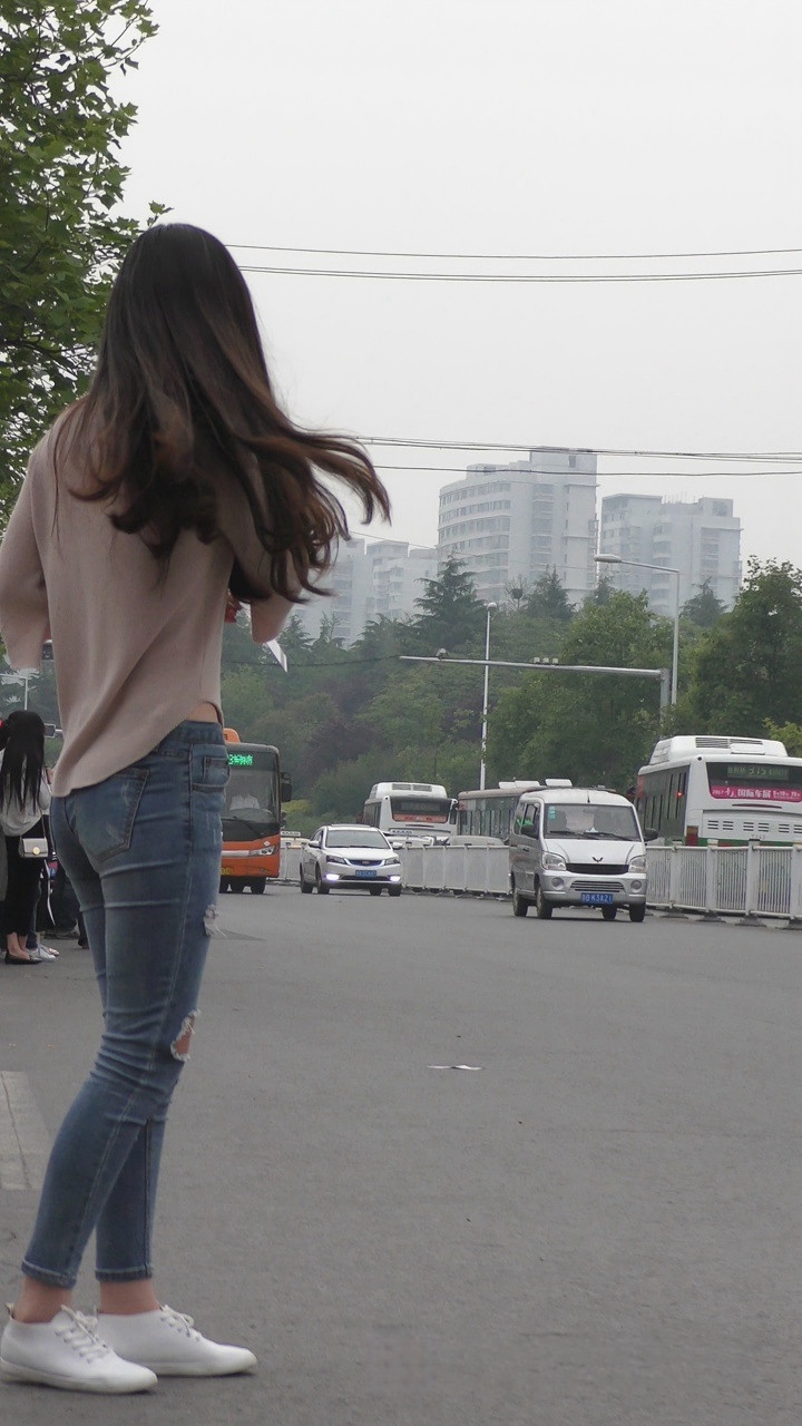 4K-街拍时尚牛仔裤美女[357M/MP4]