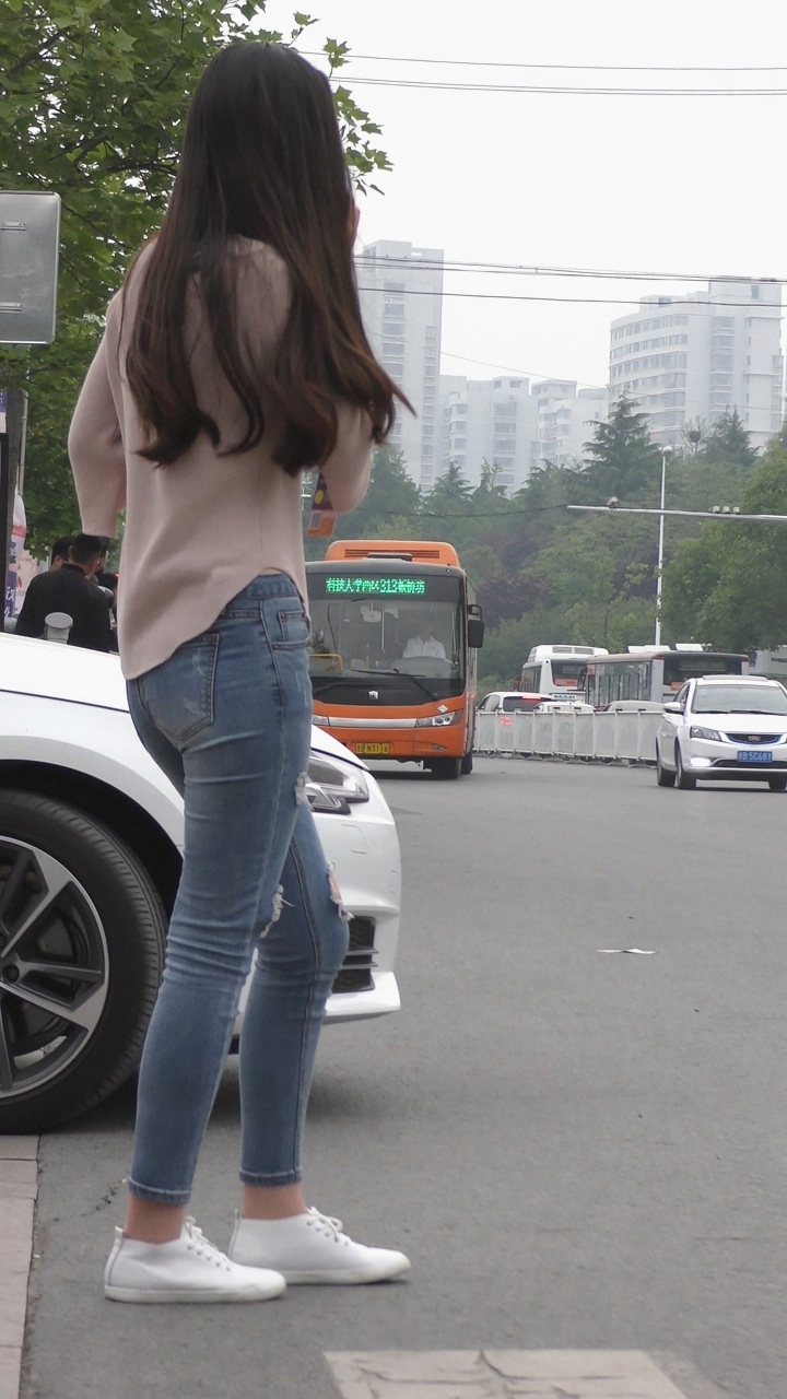 4K-街拍时尚牛仔裤美女[357M/MP4]