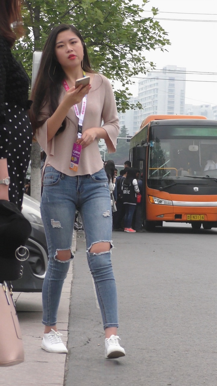 4K-街拍时尚牛仔裤美女[357M/MP4]