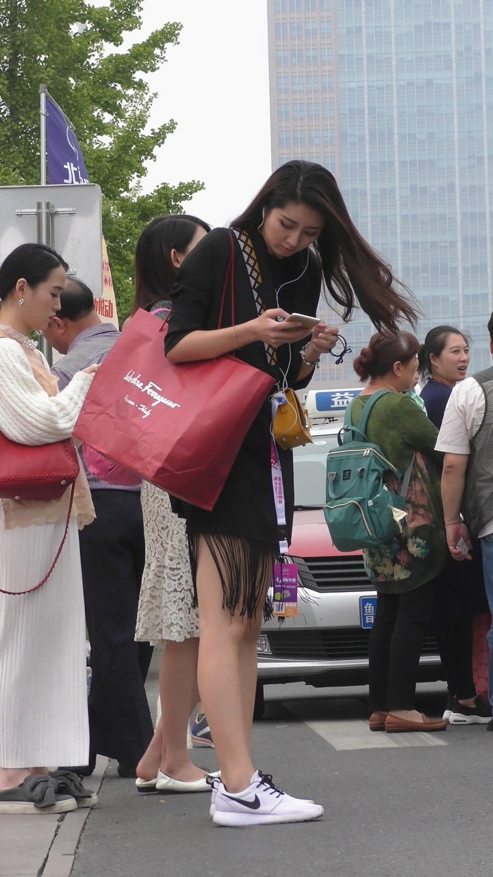 4K-街拍极品时尚美女模特[2.11G/MP4]