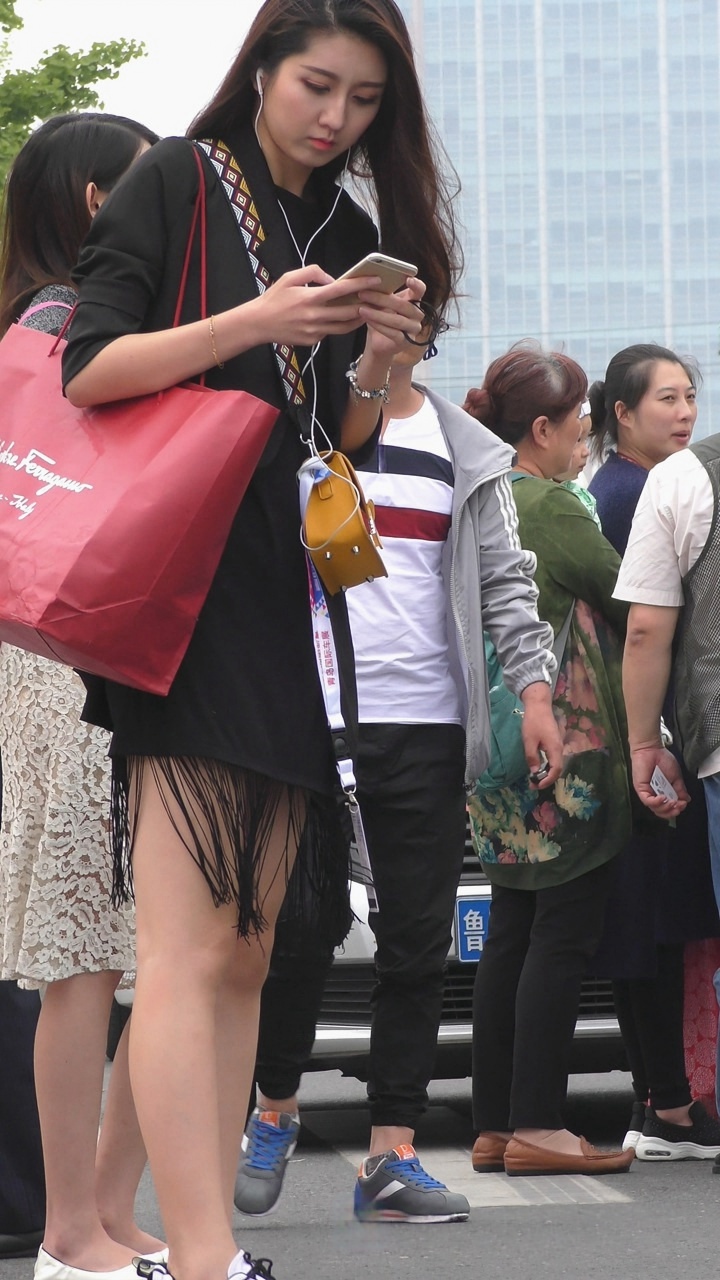 4K-街拍极品时尚美女模特[2.11G/MP4]