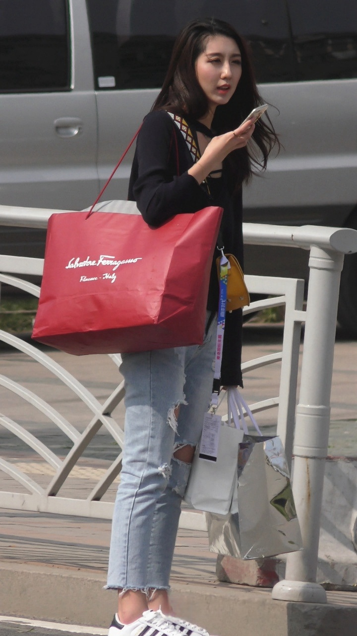 4K-街拍极品时尚美女模特[2.11G/MP4]