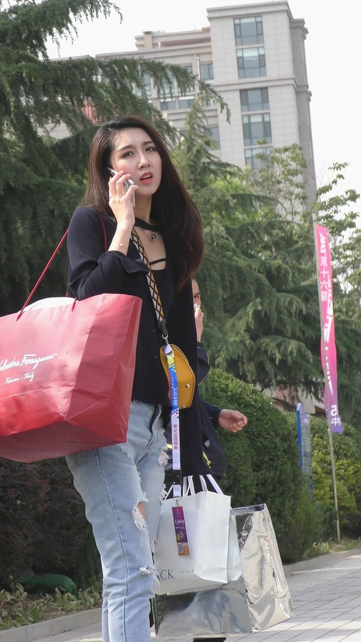 4K-街拍极品时尚美女模特[2.11G/MP4]