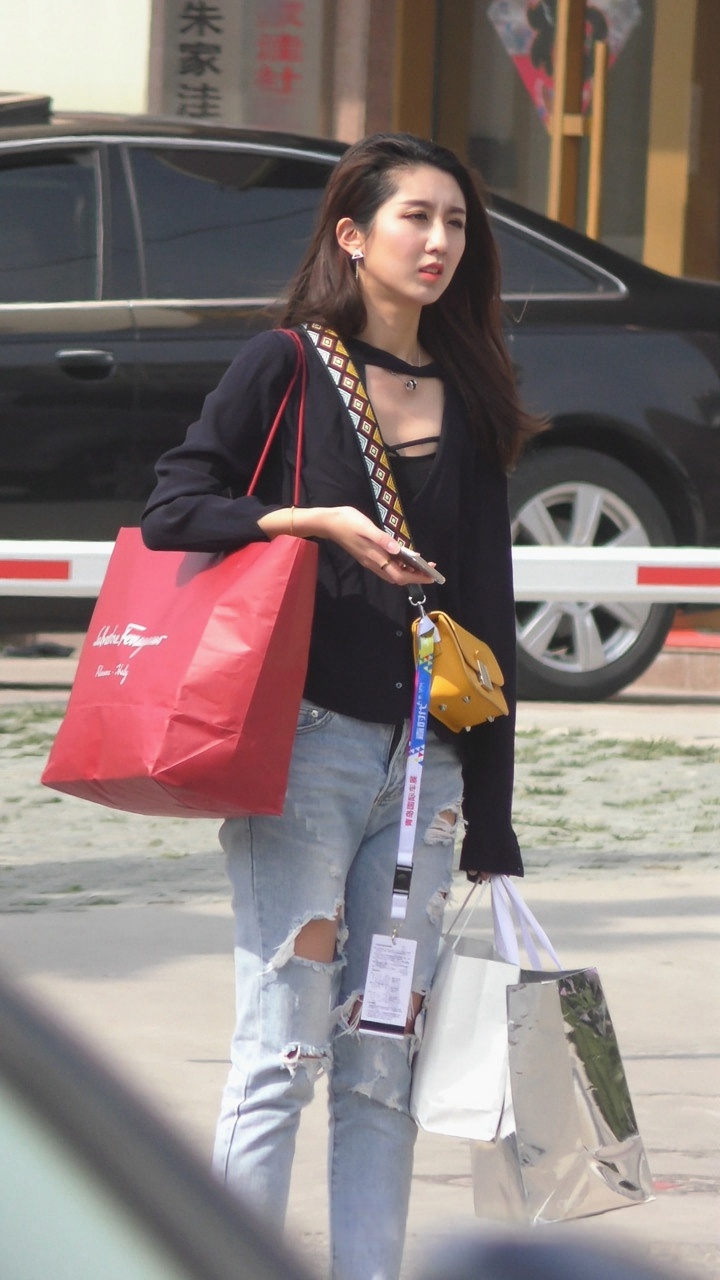 4K-街拍极品时尚美女模特[2.11G/MP4]