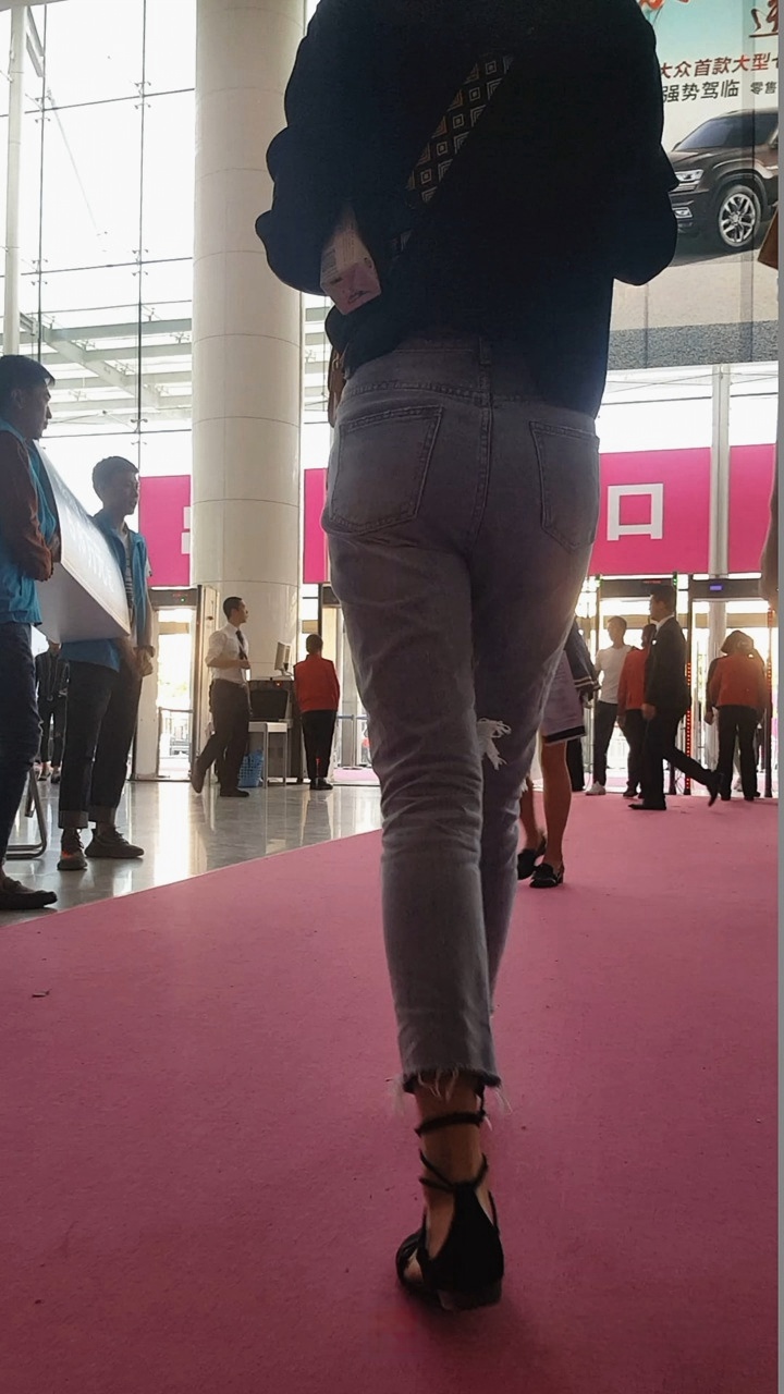 4K-街拍极品时尚美女模特[2.11G/MP4]