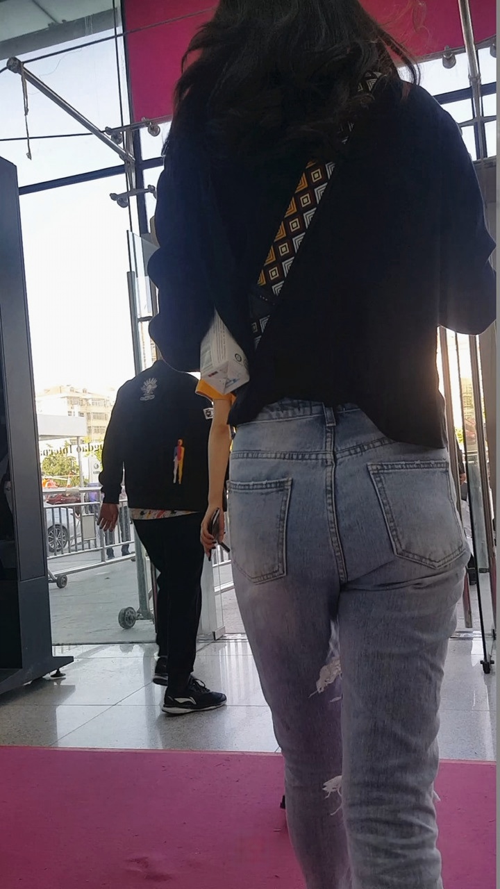 4K-街拍极品时尚美女模特[2.11G/MP4]