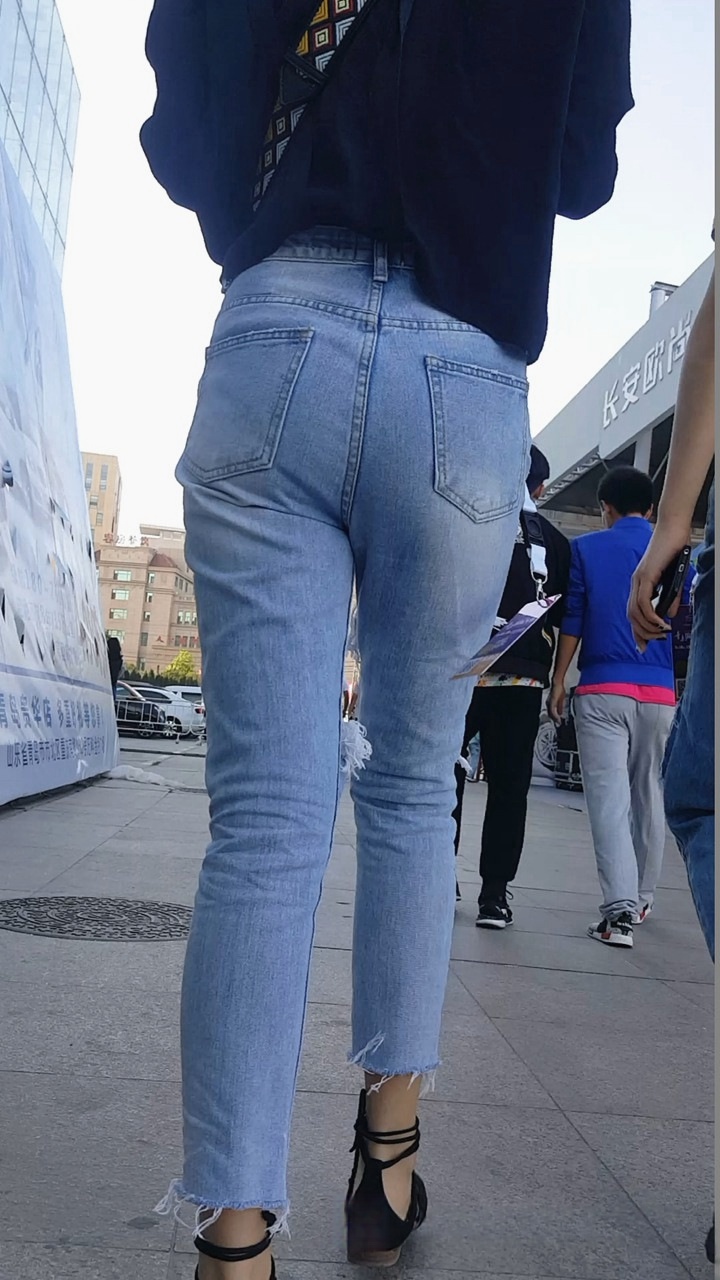 4K-街拍极品时尚美女模特[2.11G/MP4]