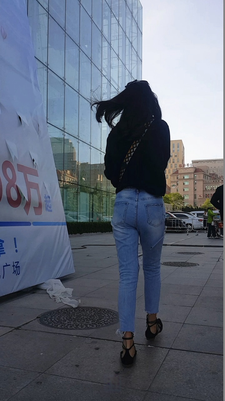 4K-街拍极品时尚美女模特[2.11G/MP4]