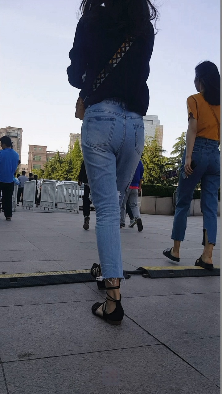 4K-街拍极品时尚美女模特[2.11G/MP4]